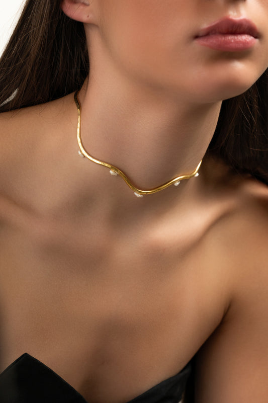 Impressive Wavy Choker.