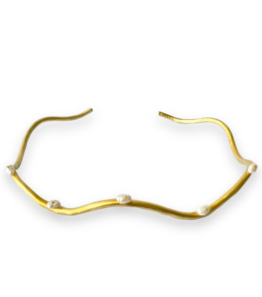 Impressive Wavy Choker.